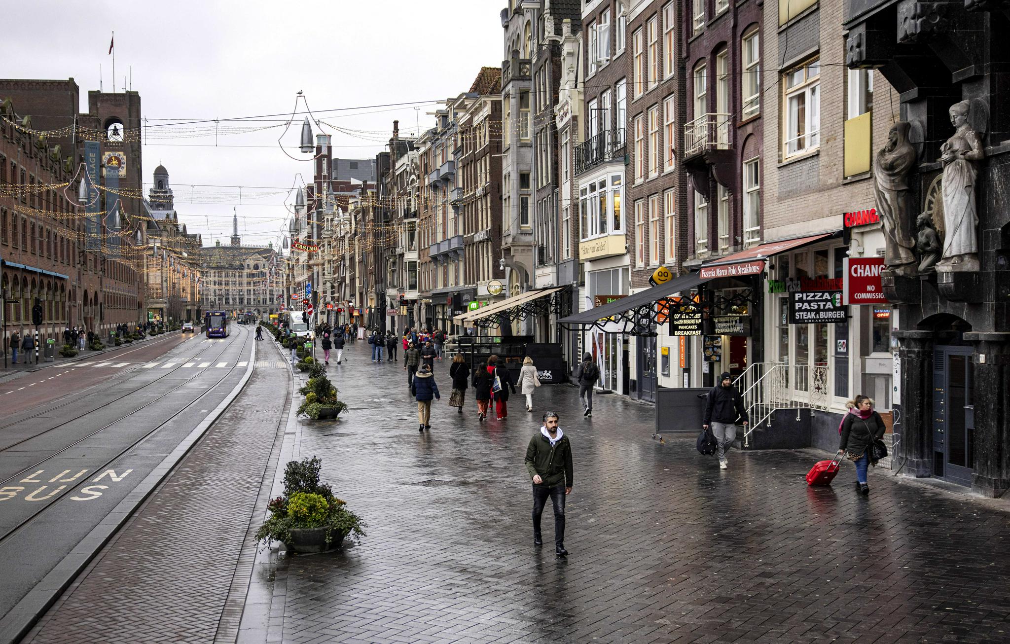 荷兰协会杯第二回合赛事，阿姆斯特丹扼杀巴塞